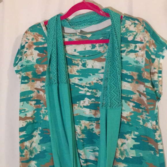 🎈3 for $10🎈 Flowy Camo Top w/Scarf ✨FINALPRICE✨ - Picture 2 of 8